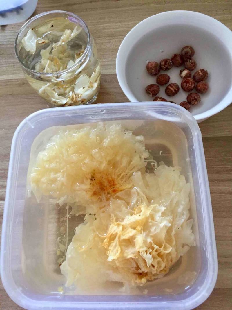 Steps for making Lotus Seed, Lily and Tremella Sweet Soup