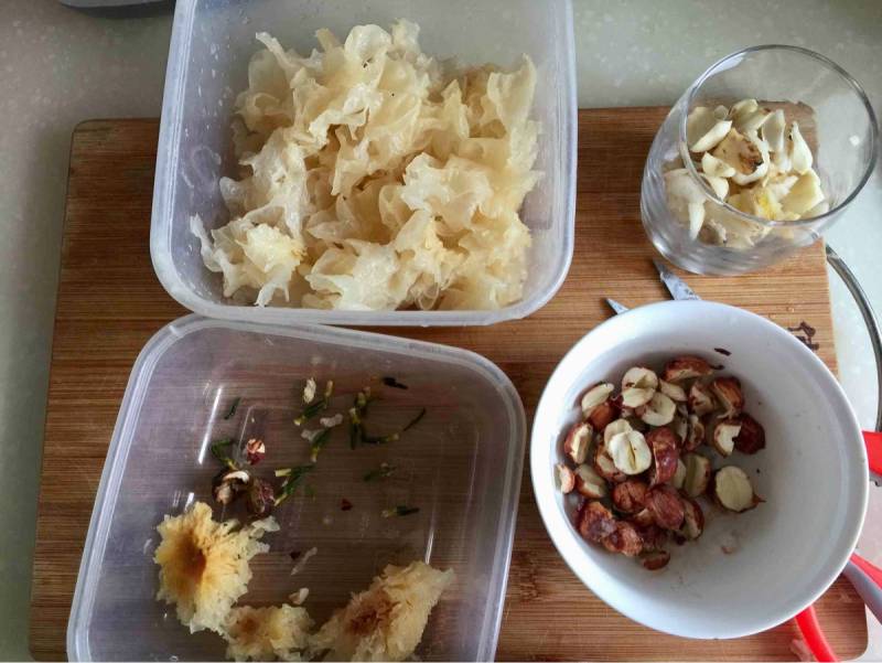 Steps for making Lotus Seed, Lily and Tremella Sweet Soup