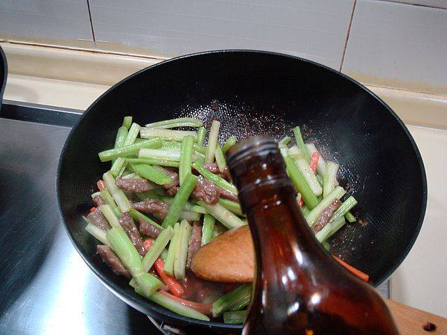 Detailed Steps for Cooking Home-style Quick Stir-fried Dish "Celery Stir-fried Beef"