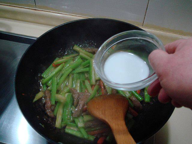 Detailed Steps for Cooking Home-style Quick Stir-fried Dish "Celery Stir-fried Beef"