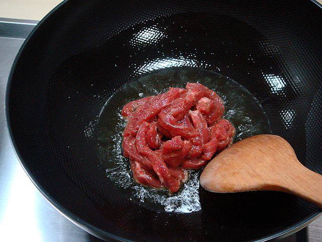 Detailed Steps for Cooking Home-style Quick Stir-fried Dish "Celery Stir-fried Beef"