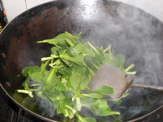 Steps for Making Green Vegetable Beef Noodle Soup