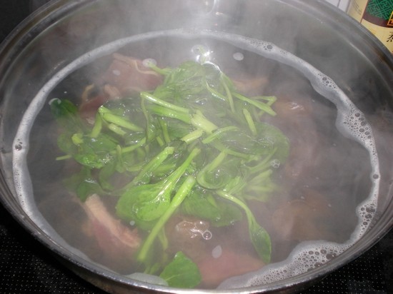 Steps for Making Green Vegetable Beef Noodle Soup