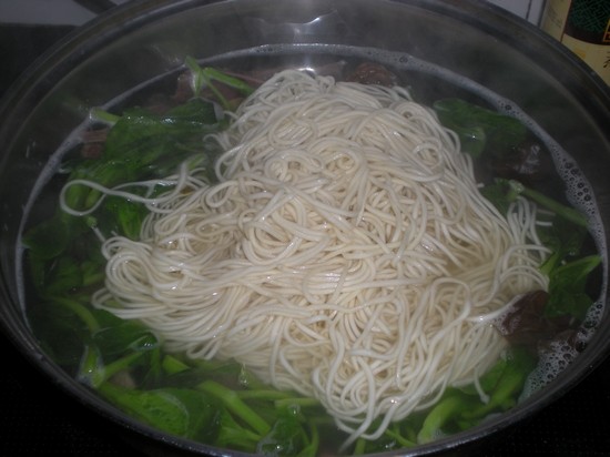 Steps for Making Green Vegetable Beef Noodle Soup