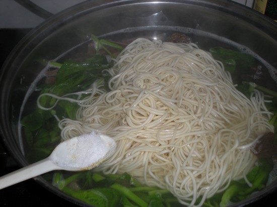 Steps for Making Green Vegetable Beef Noodle Soup