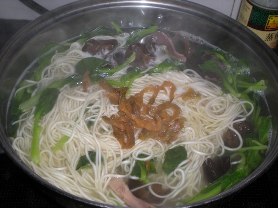 Steps for Making Green Vegetable Beef Noodle Soup