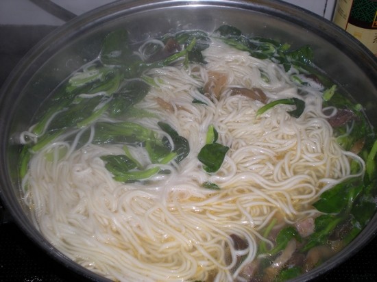 Steps for Making Green Vegetable Beef Noodle Soup