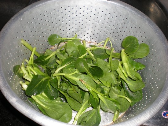 Steps for Making Green Vegetable Beef Noodle Soup