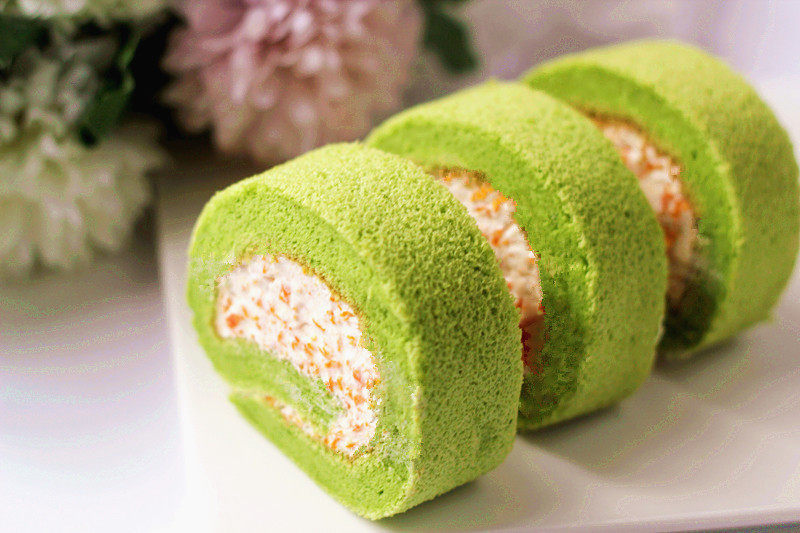 Fresh and Delicate: Spinach Pumpkin Cake Roll