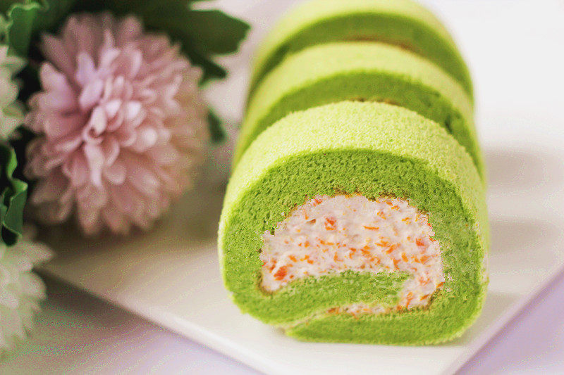 Fresh and Delicate: Spinach Pumpkin Cake Roll