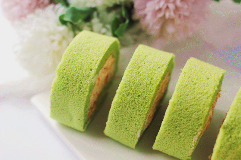 Fresh and Delicate: Spinach Pumpkin Cake Roll