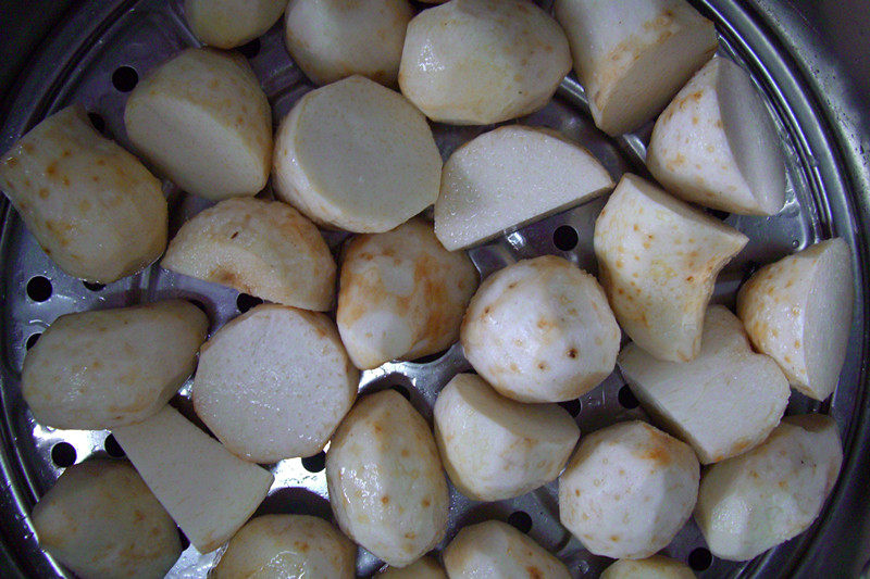 Steps for Making Taro Steamed Pork