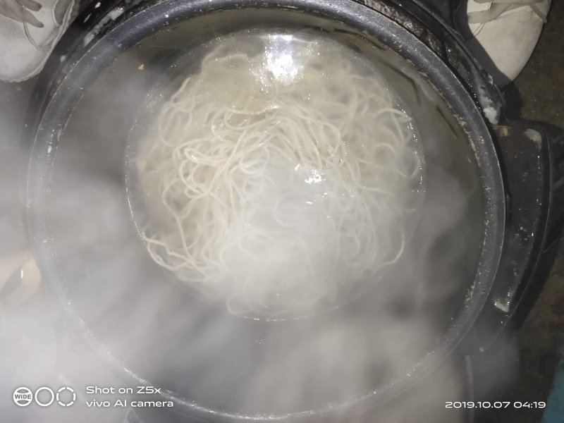 Steps for Cooking Potato and Kelp Clear Soup Noodles