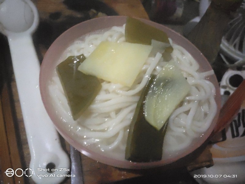 Steps for Cooking Potato and Kelp Clear Soup Noodles