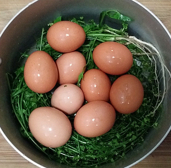 Step-by-Step Instructions for Chive Flowers with Boiled Eggs