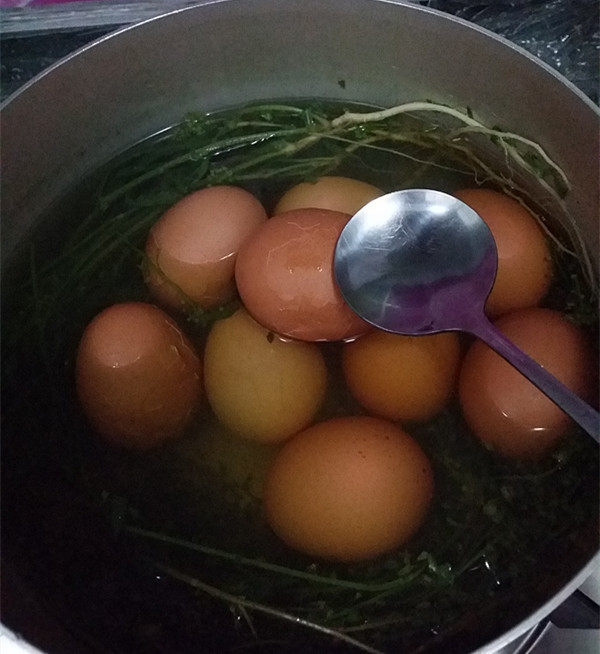 Step-by-Step Instructions for Chive Flowers with Boiled Eggs