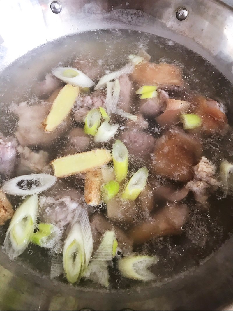 Steps for Making Salted Pork Trotters