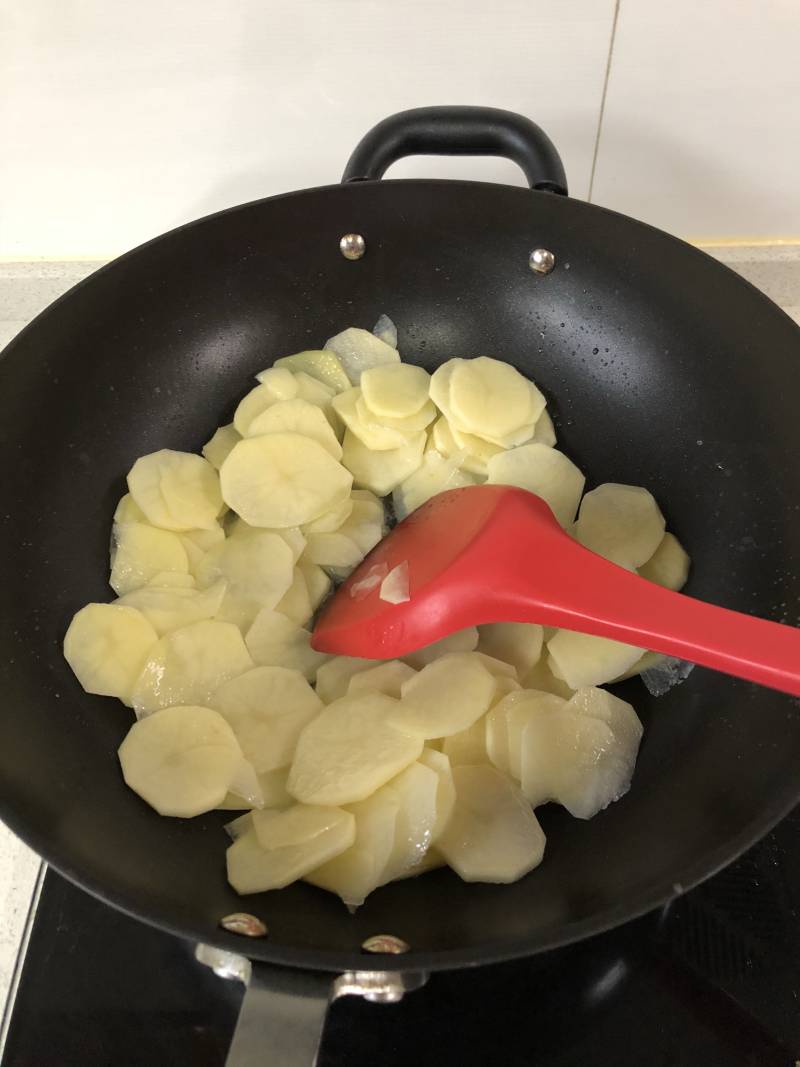 Steps to Make Sour and Spicy Potato Chips