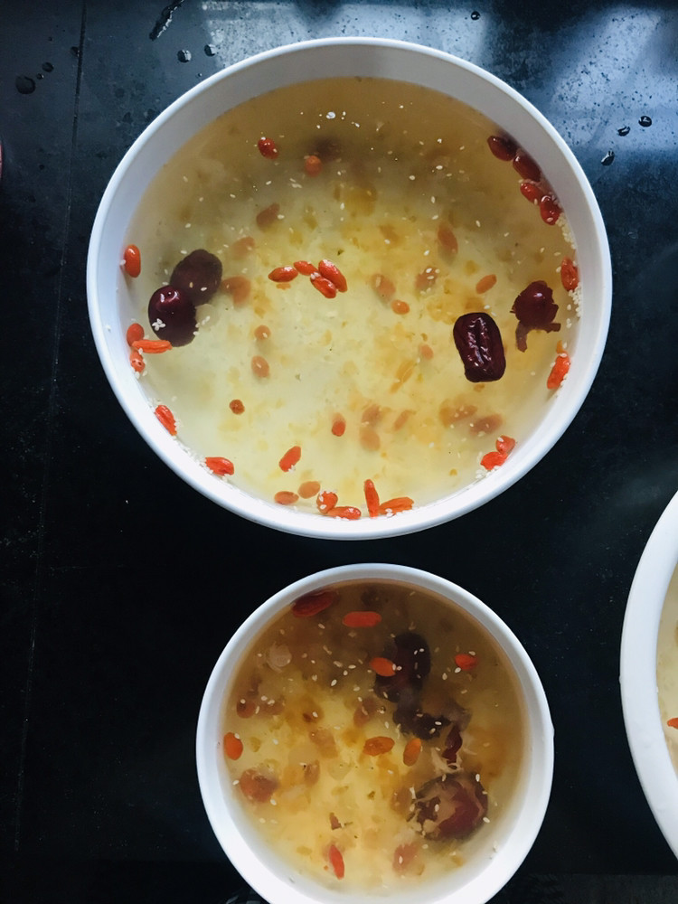 Steps for Cooking Snow Swallow, Peach Gum, Job's Tears, Red Dates, Goji Berry, and Sesame Seed Sweet Soup