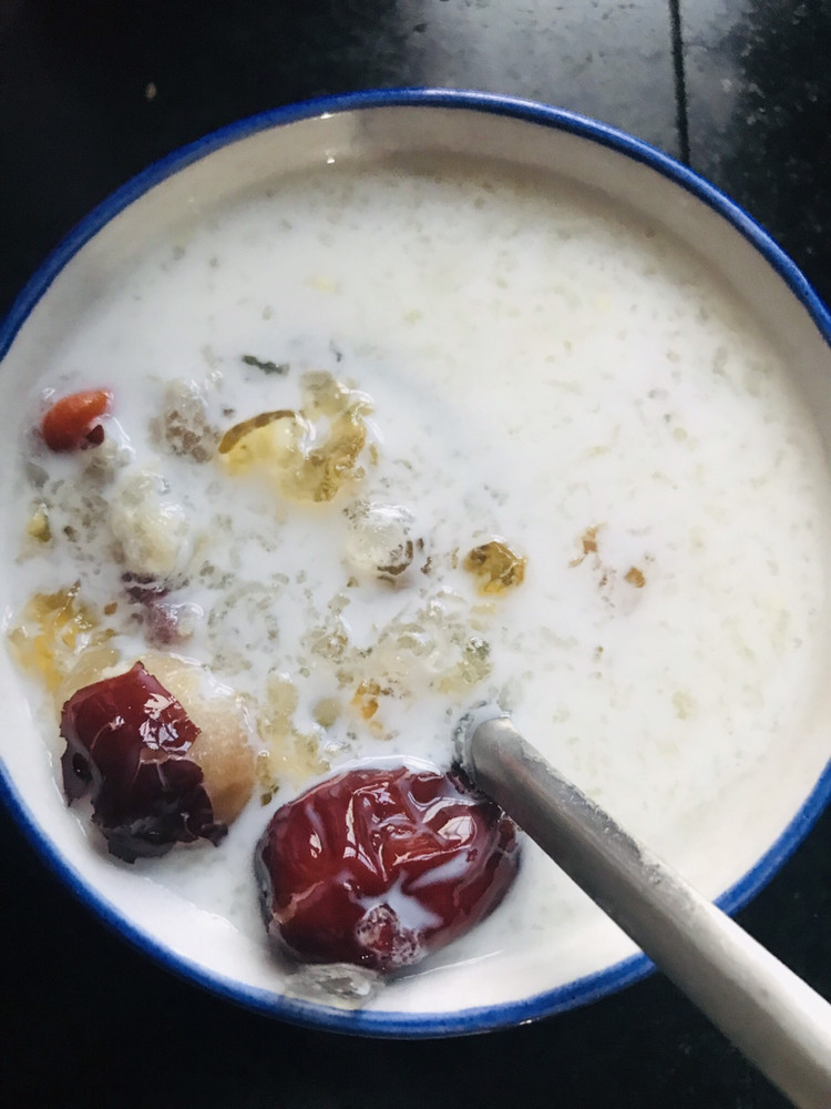 Steps for Cooking Snow Swallow, Peach Gum, Job's Tears, Red Dates, Goji Berry, and Sesame Seed Sweet Soup