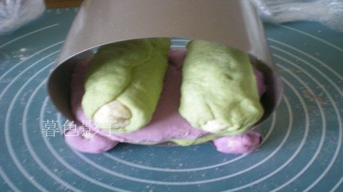 Steps for Making Cute Bear Veggie Juice Bread