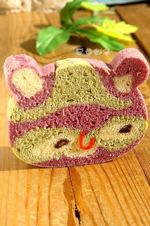 Cute Bear Veggie Juice Bread