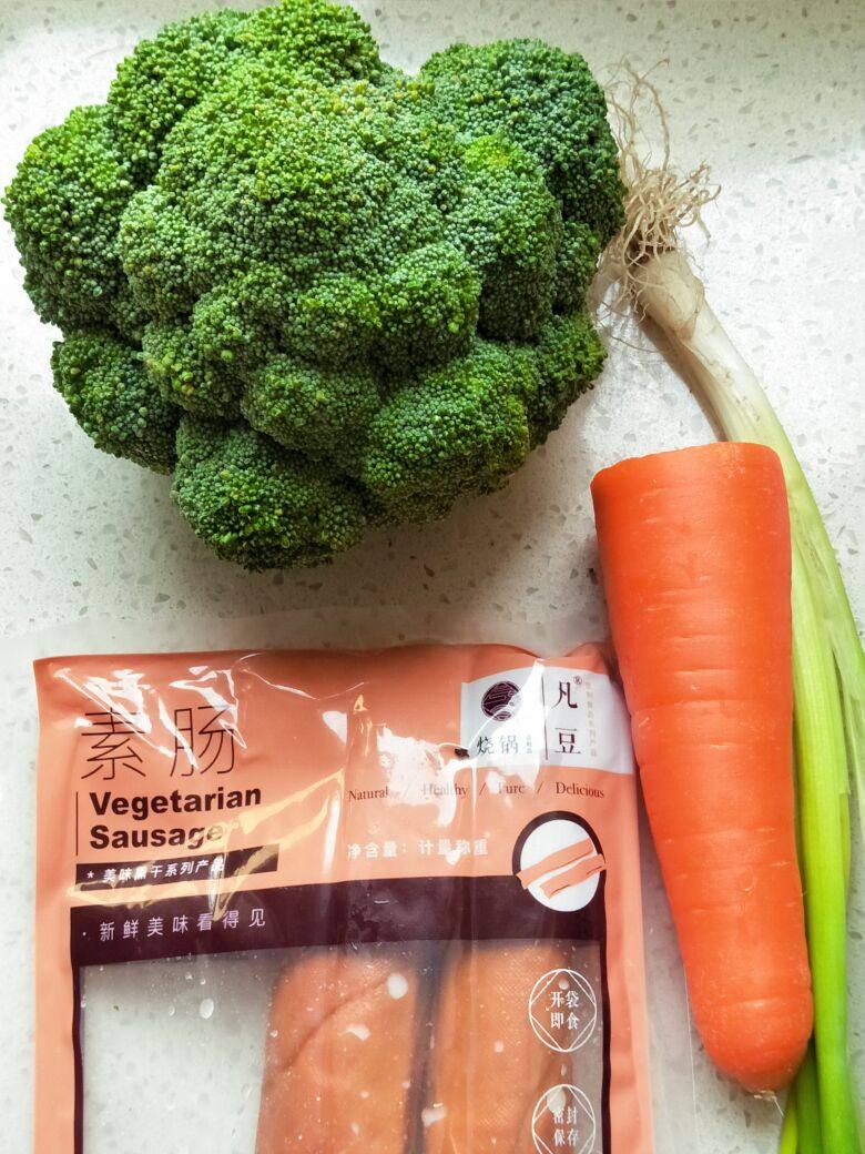 Steps for Cooking Stir-Fried Vegetarian Sausage with Broccoli