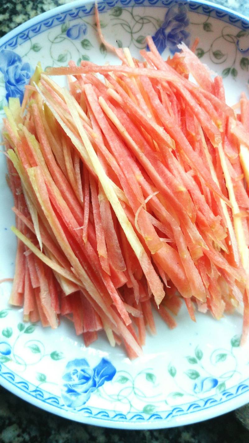 Steps for Making Stir-Fried Shredded Carrots