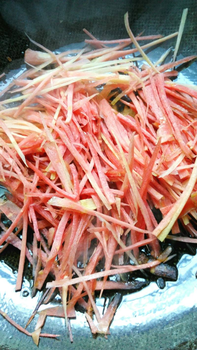 Steps for Making Stir-Fried Shredded Carrots