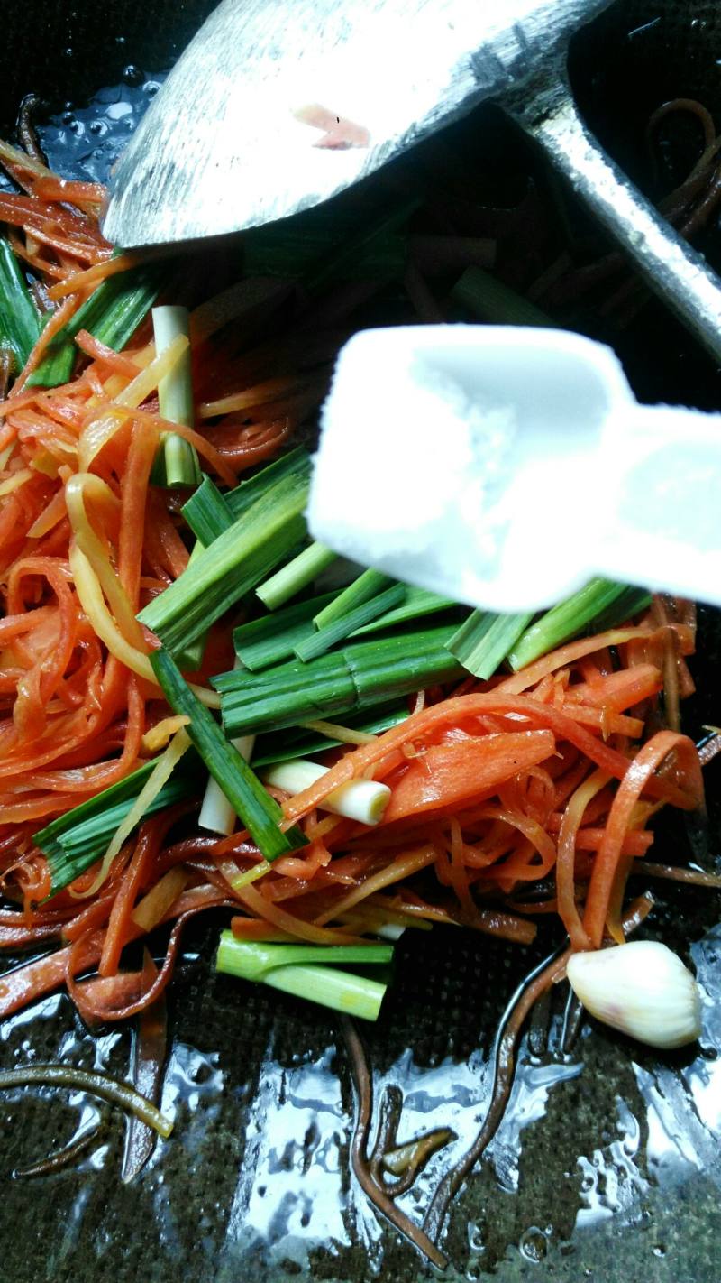 Steps for Making Stir-Fried Shredded Carrots