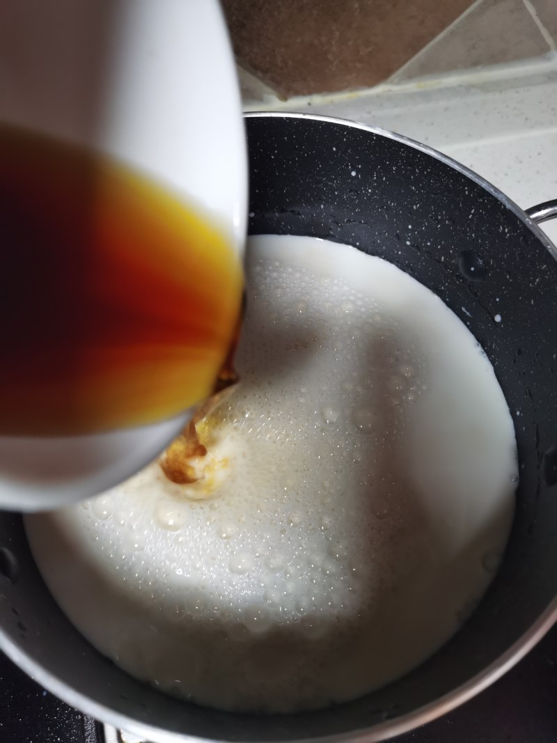 Steps for Making the First Cup of Milk Tea in Autumn