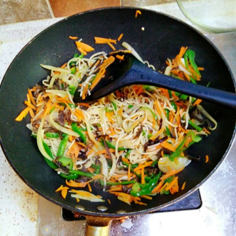 Steps for Making Home-Style Fried Noodles