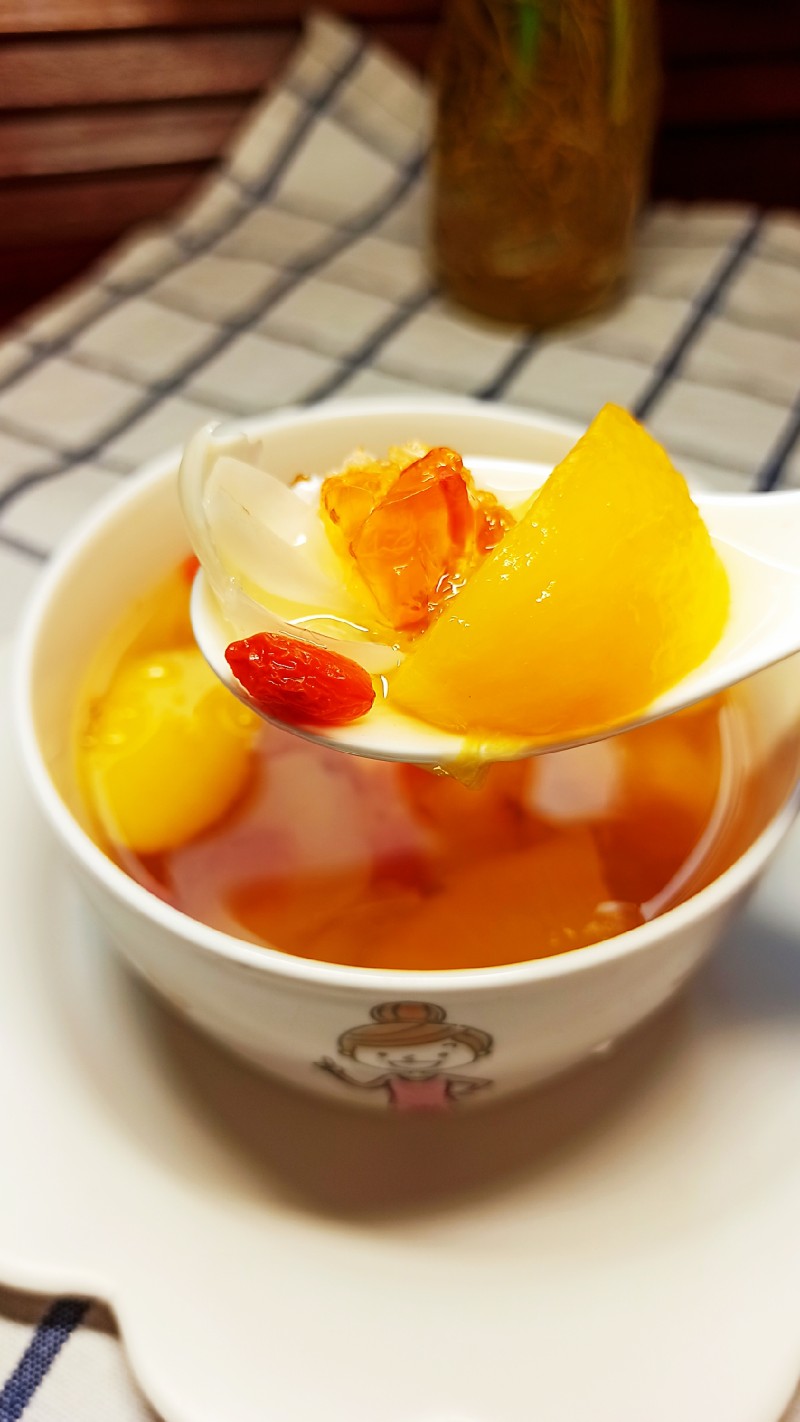 Peach Gum, Yellow Peach and Lily Soup