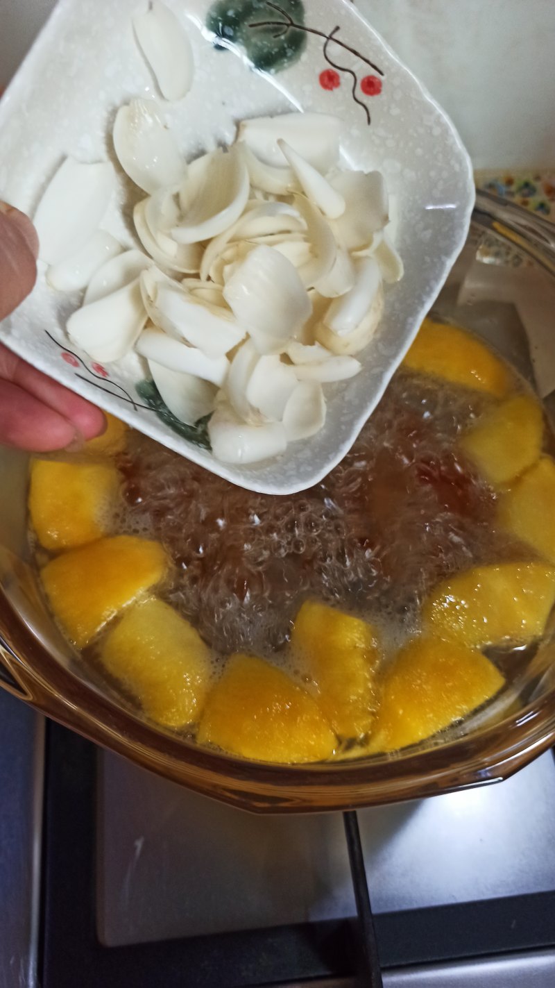 Steps for Making Peach Gum, Yellow Peach and Lily Soup