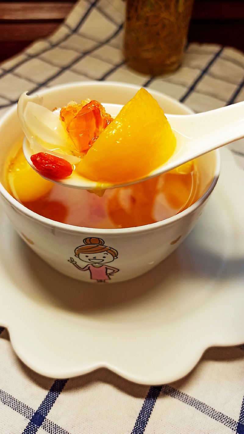 Peach Gum, Yellow Peach and Lily Soup