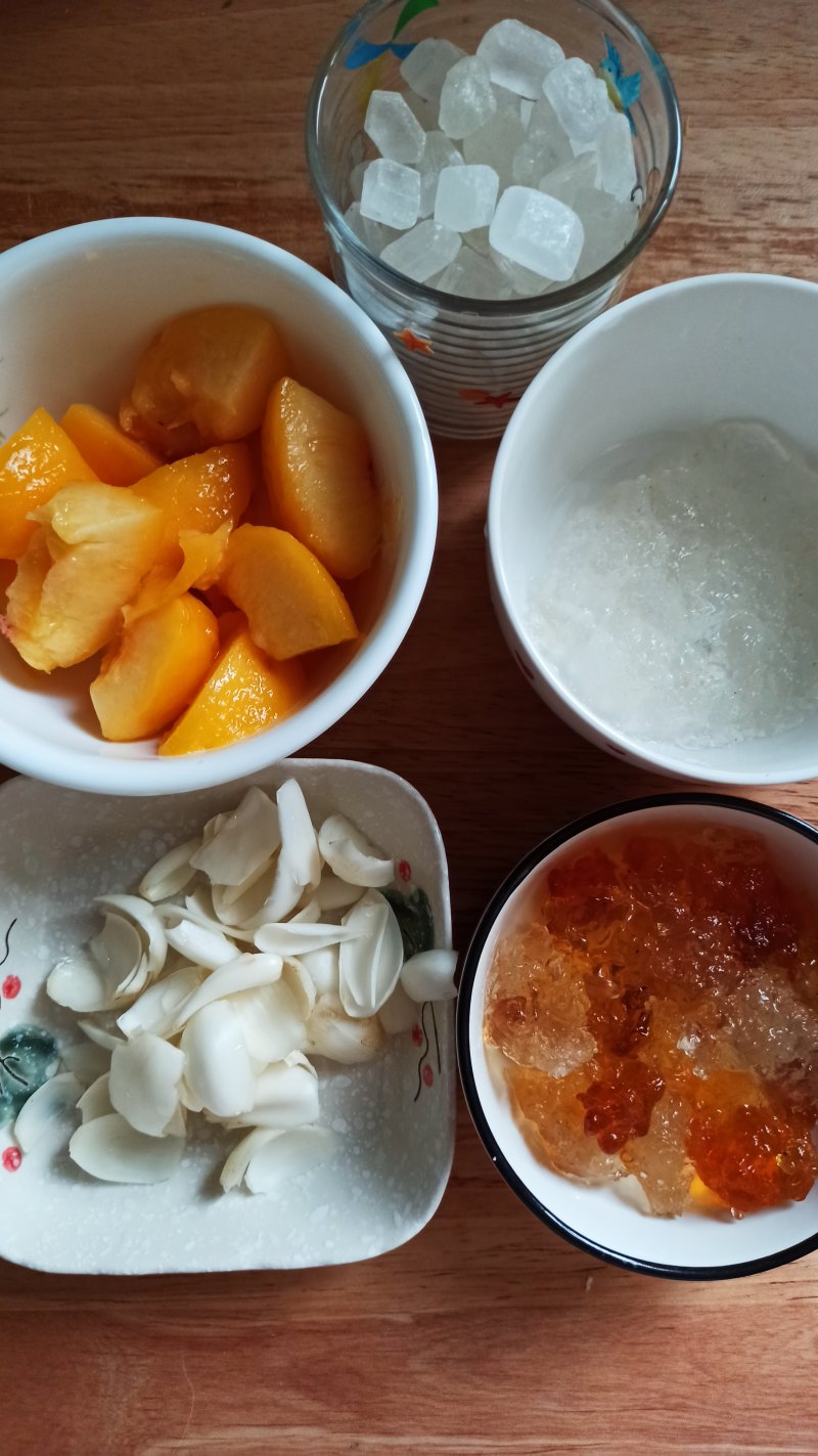 Steps for Making Peach Gum, Yellow Peach and Lily Soup