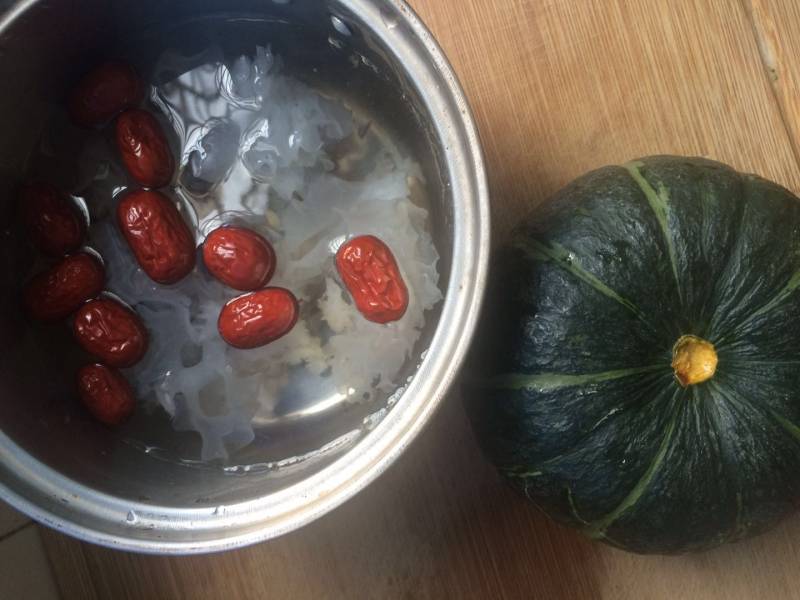 Steps for Making Pumpkin Soup with Tremella and Red Dates