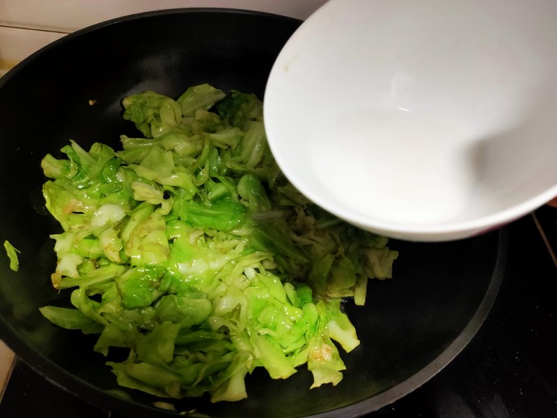 Steps for Making Stir-fried Round Cabbage