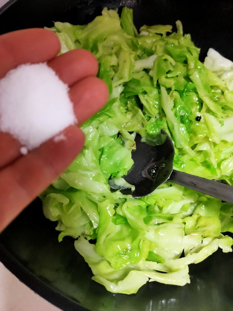 Steps for Making Stir-fried Round Cabbage