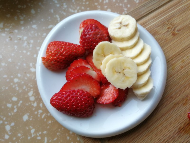 Step-by-Step Instructions for Making Banana Strawberry Yogurt Cup