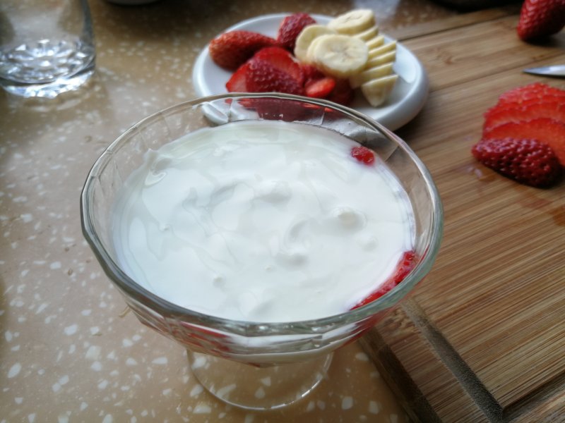 Step-by-Step Instructions for Making Banana Strawberry Yogurt Cup