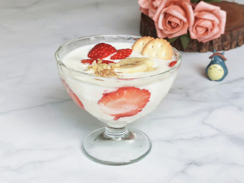 Step-by-Step Instructions for Making Banana Strawberry Yogurt Cup