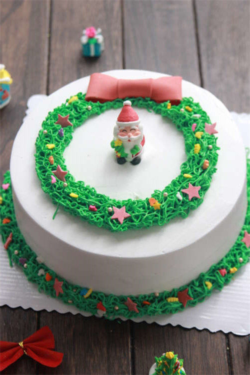 【Tomato Recipe】Christmas Wreath Cream Cake - Making Christmas Even More Festive!