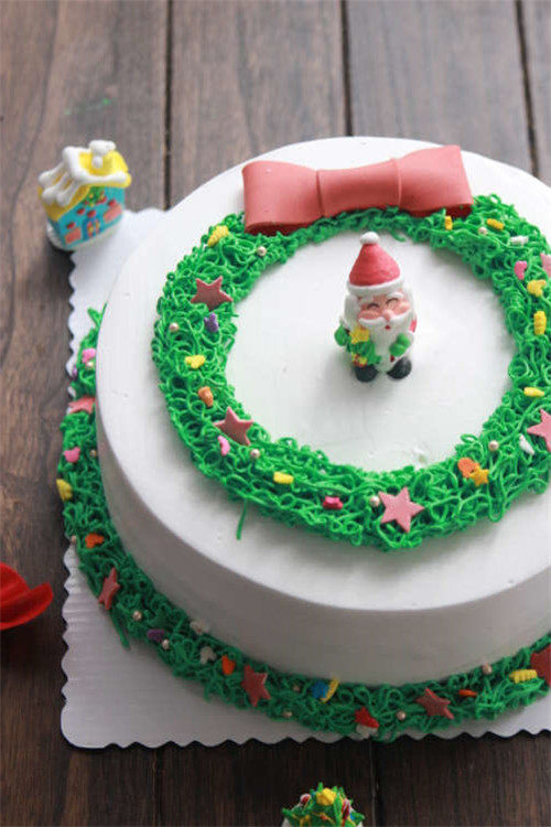 【Tomato Recipe】Christmas Wreath Cream Cake - Making Christmas Even More Festive!