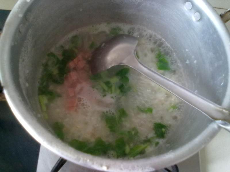 Steps for Cooking Green Vegetable and Ham Rice Porridge