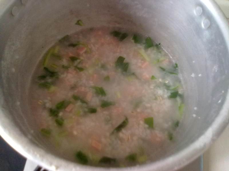 Steps for Cooking Green Vegetable and Ham Rice Porridge