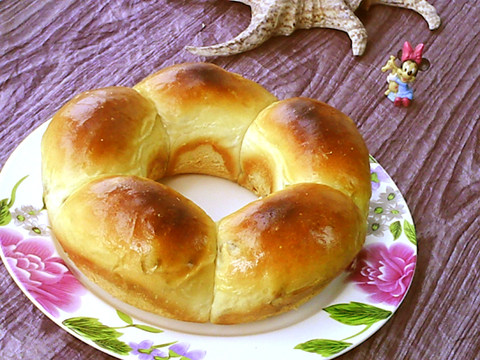 Fresh Milk Raisin Flower Crown Bread