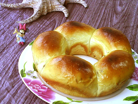 Fresh Milk Raisin Flower Crown Bread