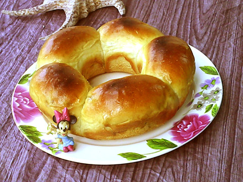 Fresh Milk Raisin Flower Crown Bread