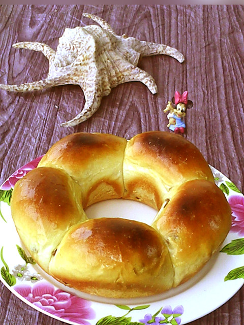 Fresh Milk Raisin Flower Crown Bread